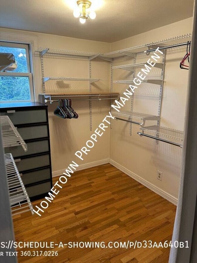 Building Photo - 912 Carlyon Ave SE