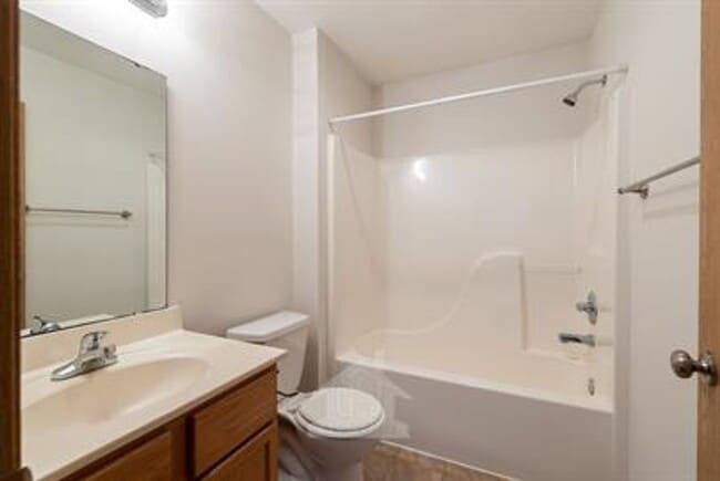 Building Photo - AVAILABLE MID AUGUST - PHOTOS ARE OF SIMIL...