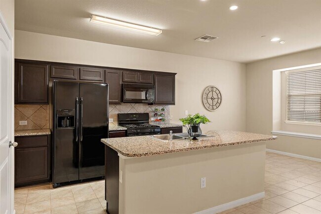 Building Photo - 2880 Donnell Dr