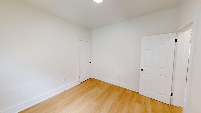Building Photo - 978 1/2 Linwood Ave