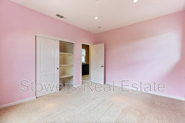 Building Photo - 2512 Piccadilly Cir