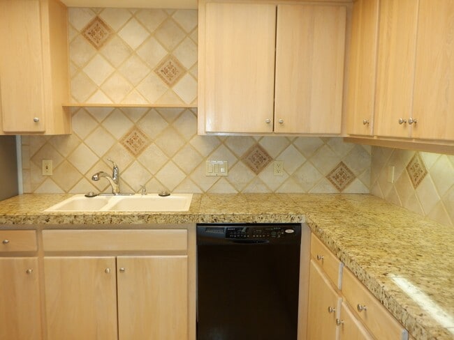 Building Photo - 3 Bed/2 Bath In River's Edge Community - G...