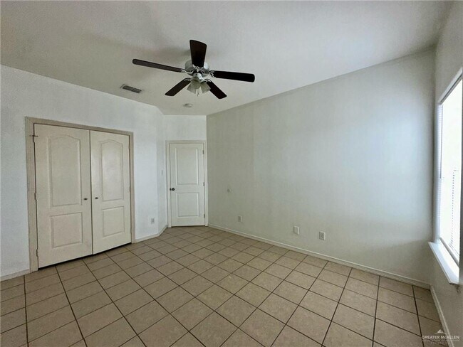 Building Photo - 3200 Hill Crest Dr