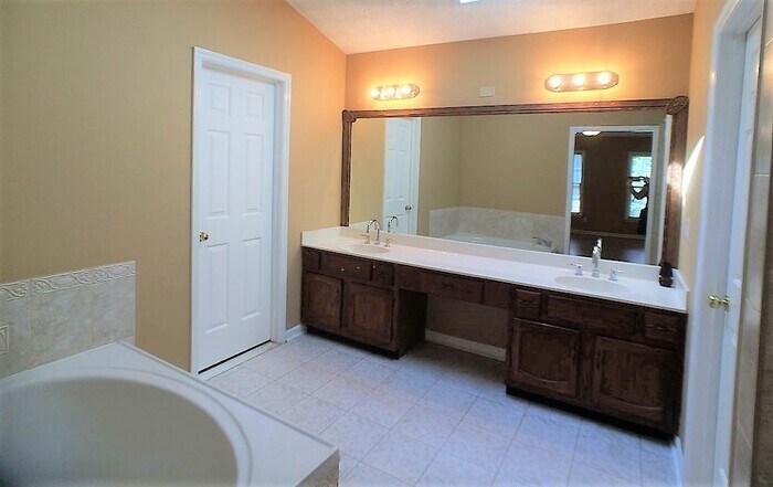 Building Photo - 2213 McQuiston Dr