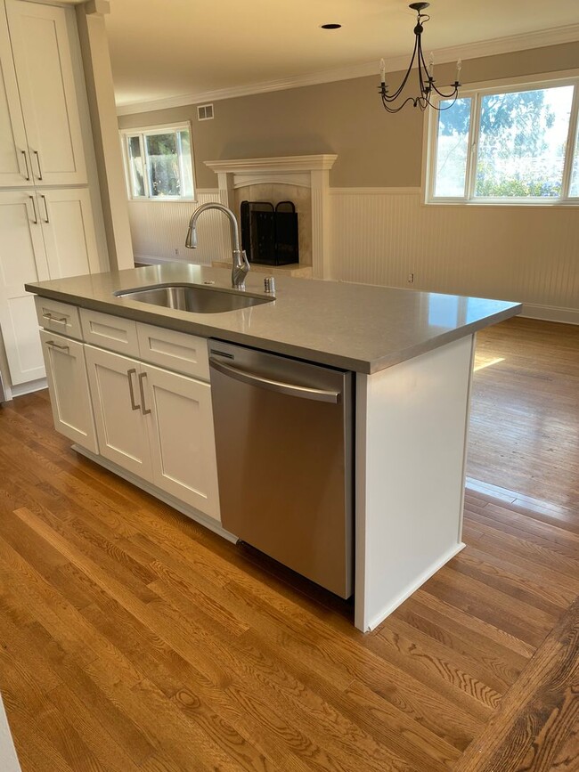 Building Photo - Beautiful Home in the Ventura Foothills