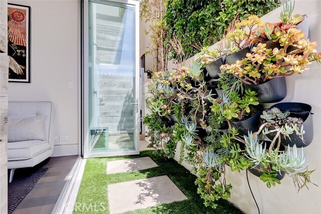 Building Photo - 3208 Ocean Dr