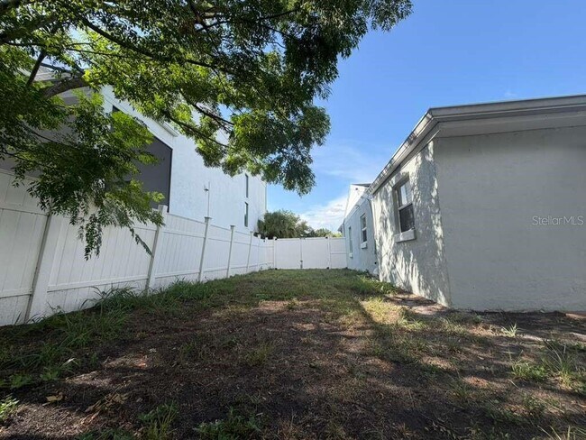 Building Photo - 4714 W Lawn Ave