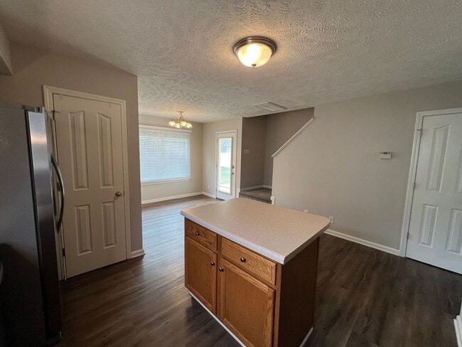 Building Photo - Spacious 4 Bedroom 2.5 Bath Available Now!
