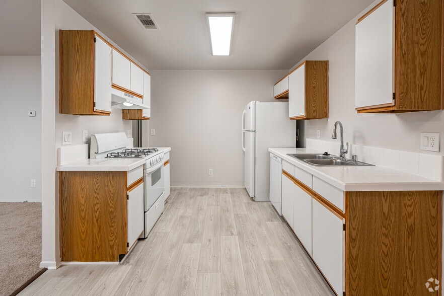 2BR, 2BA - 1,020SF - Kitchen - Canyon Creek Apartments