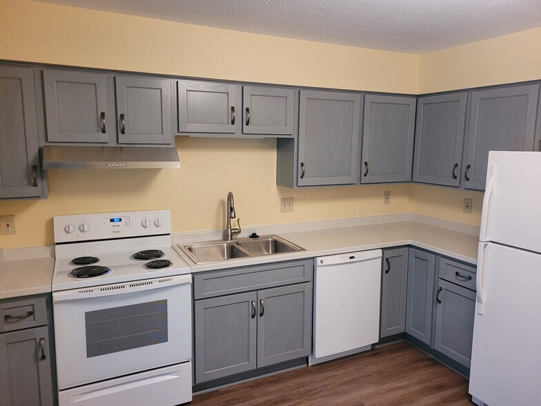 Kitchen - 890 Postiy St NW