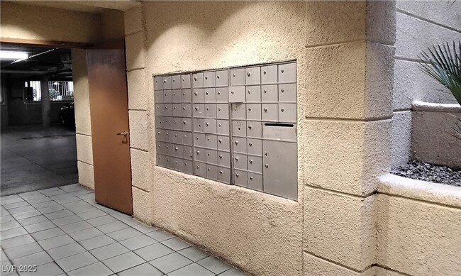 Building Photo - 230 E Flamingo Rd