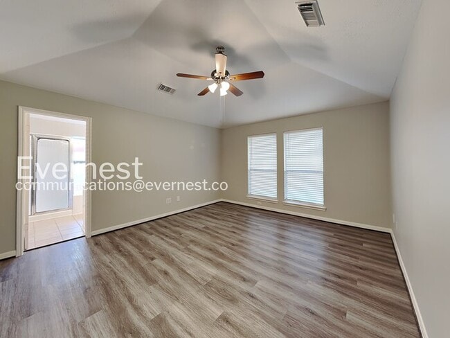 Building Photo - 4 Bed/2 Bath Home with Fenced Yard and Attached Garage / 4 Bed, 2 Bath / Pet-friendly / Available...