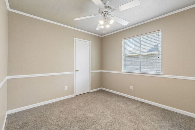 Building Photo - Stylish, Move-In Ready Living in Justin