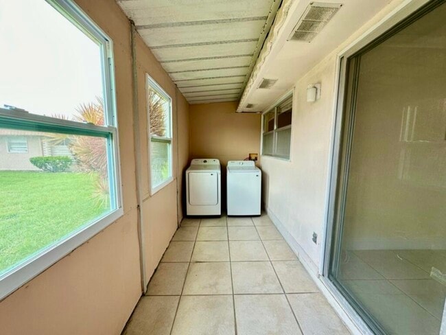 Building Photo - 301 Seville Dr