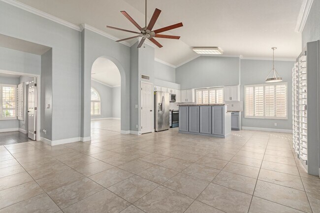 Building Photo - 4 bed 2 bath Stunner w/ Sparkling Pool