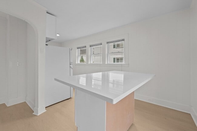 Building Photo - 6 Coffin Ave Ct