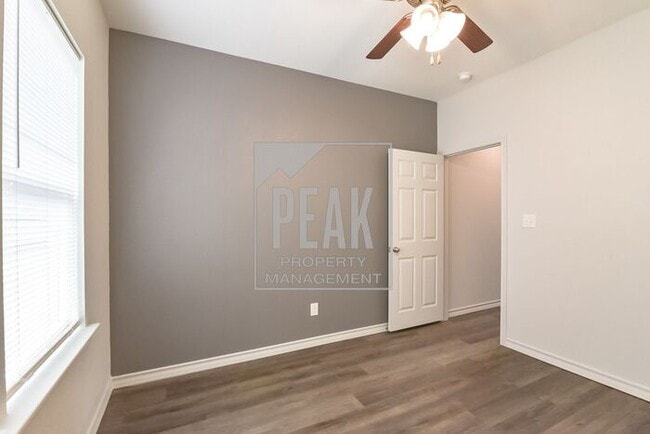 Building Photo - $1395! PRICE ENHANCEMENT Stunning Fort Worth Duplex Available for Rent! Apply by 1/14 and have a ...