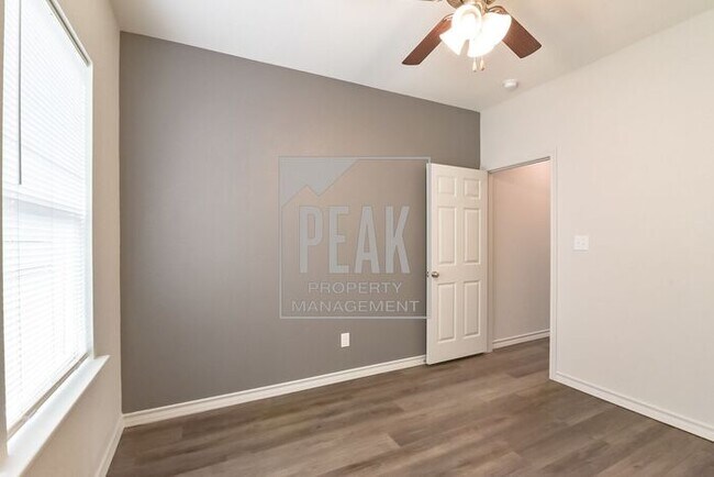 Building Photo - $1395! Stunning Fort Worth Duplex Available for Rent! Stainless Steel Fridge included!