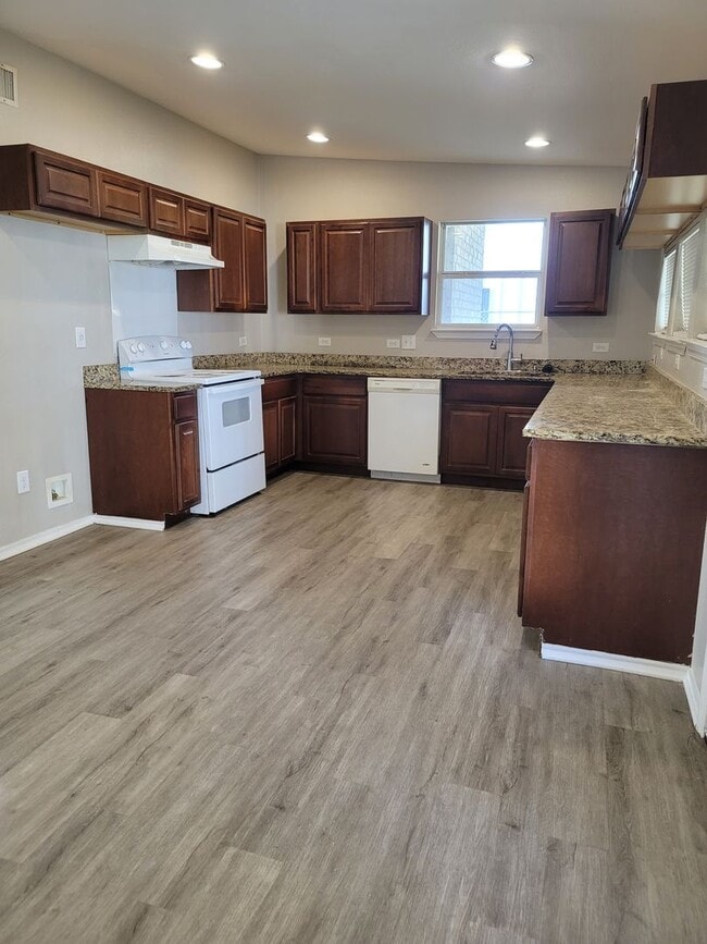 Building Photo - 4/2/2 TOTALLY renovated home