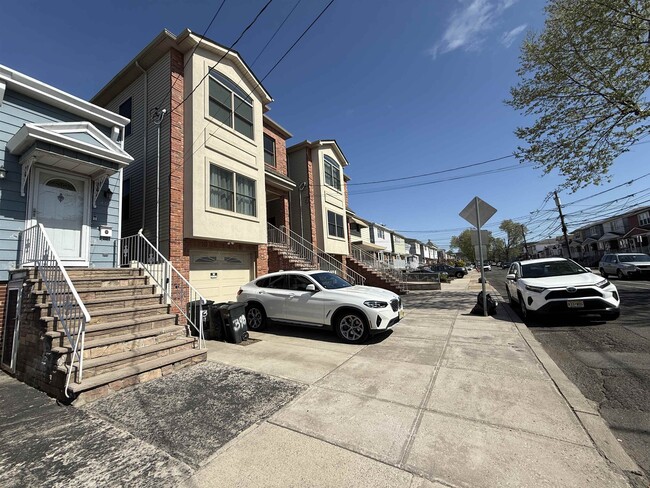 Building Photo - 398 Cator Ave