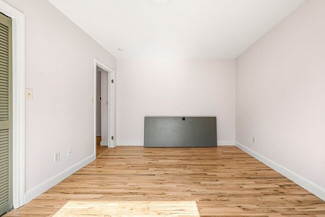 Building Photo - 14 N Glenway Ave