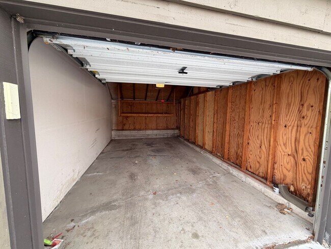 Building Photo - 2 Bed/ 2 Bath Condo