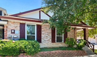 Building Photo - Move-In Special. Half off the first full month's rent with a 12-month lease.