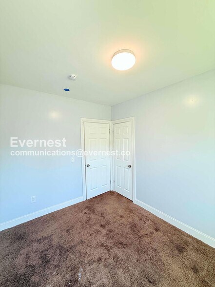 Building Photo - 2484 Woodmere St