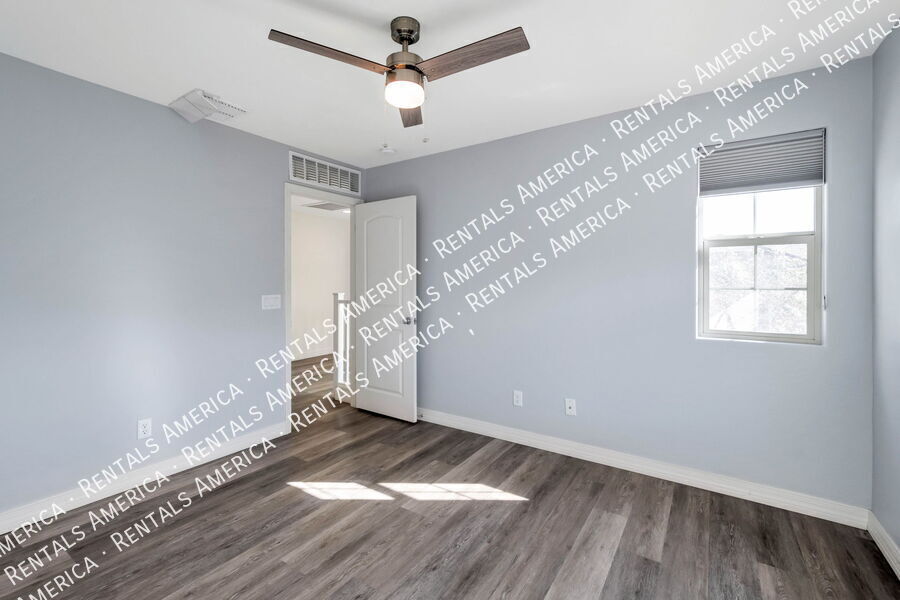 Building Photo - 1540 N Balboa