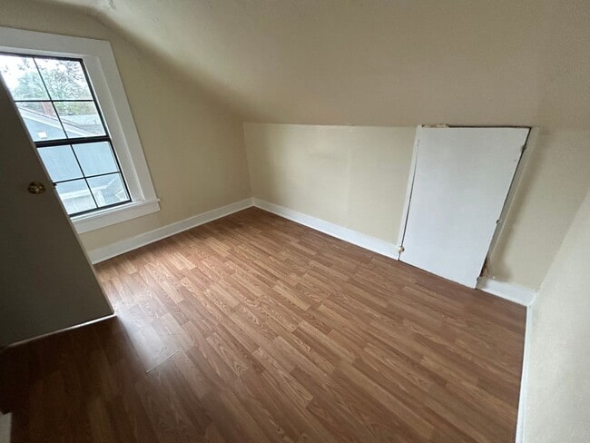 Building Photo - 4 bedroom and 1.5 bathroom