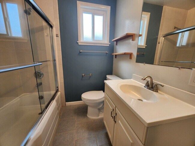 Building Photo - Check out this cozy 2-bedroom, 1-bathroom apartment located in the heart of Mountain View!