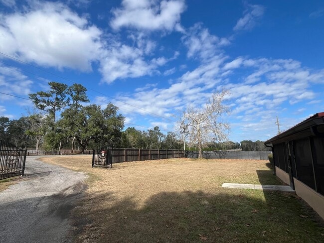 Building Photo - Spacious (Almost 3,000 sq ft) 6 Bedroom, 3 Bath Furnished Home – Live Oak, FL