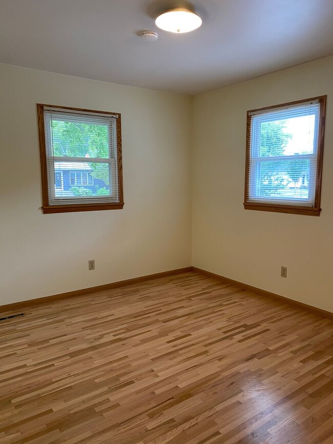 Building Photo - 3 Bed 2 Bath House Available! Near UND, Do...