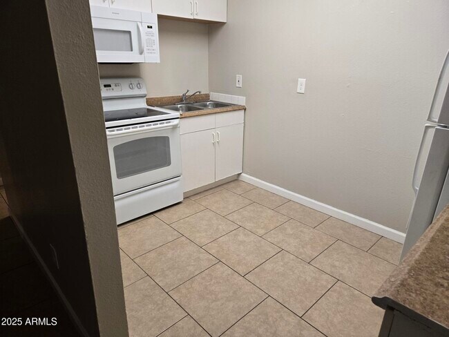 Building Photo - 902 E Southern Ave