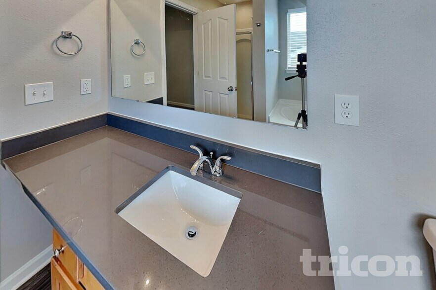 Building Photo - 1129 Hawick Dr