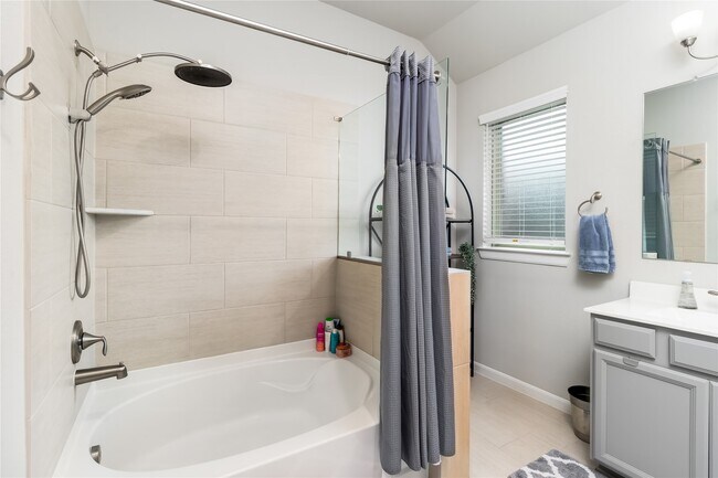 Building Photo - 323 Fanpalm Ct