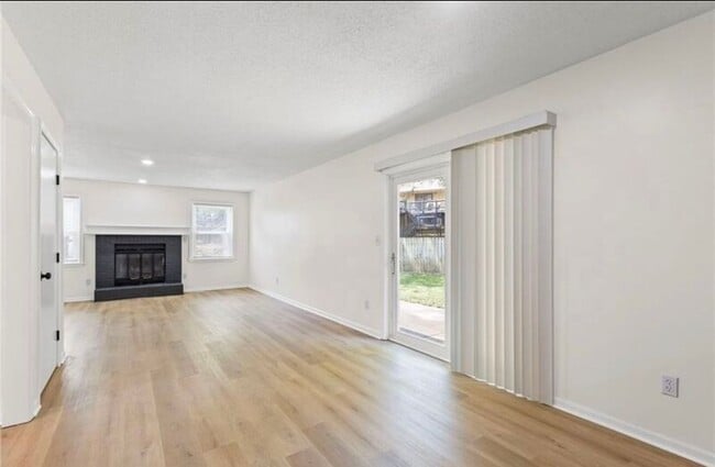 Building Photo - 602 SE Brentwood Dr