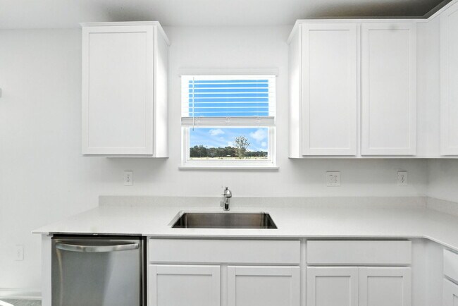 Building Photo - 4 Bed / 2.5 Bath Home – Available Septembe...