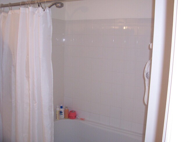 Building Photo - 615 Villa Cir