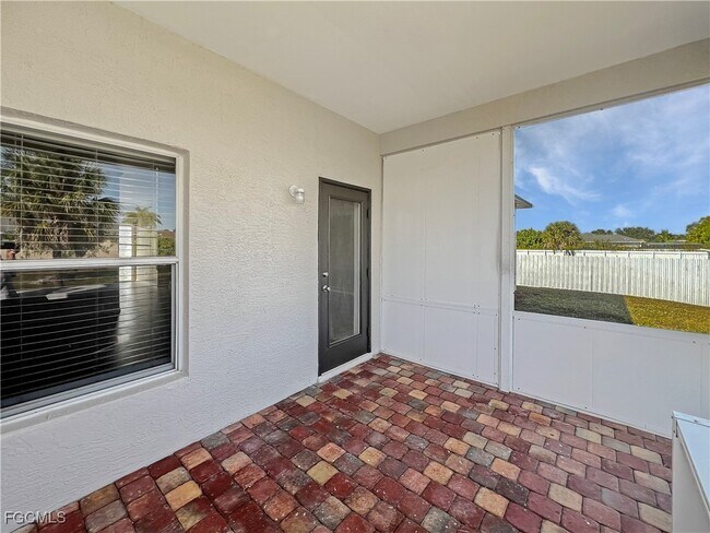 Building Photo - 906 Alfreda Ave