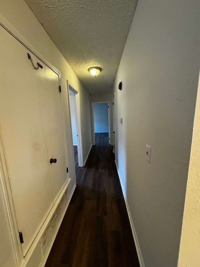 Building Photo - Redone Duplex spacious 2bedrrom 1 bathroom Hospital District