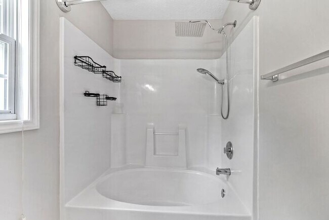 Building Photo - 3 Bedroom/2.5 Bath Home