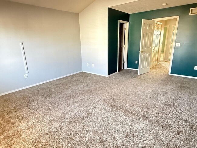 Building Photo - Beautifully decorated 3BR townhouse in Bloomington