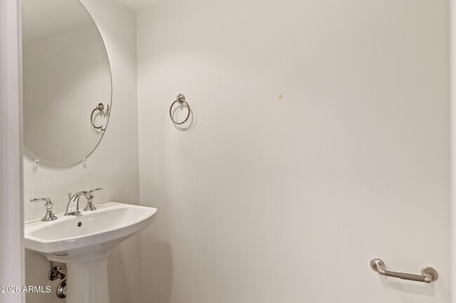 Building Photo - 421 W 6th St