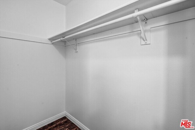 Building Photo - 5319 1/2 Normandie Ave
