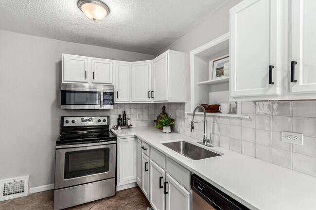 Building Photo - 1463L Dahlia St