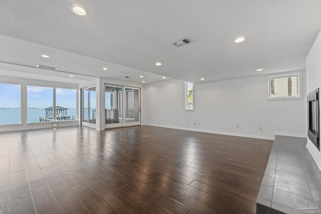 Building Photo - 1319 Soundview Trail
