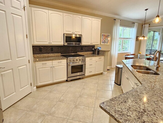 Building Photo - Annual Furnished or Unfurnished 3 Bedroom 2 Bathroom Second Floor Condo in Venetian Golf & River ...
