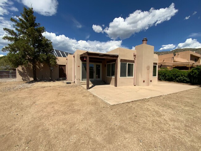 Building Photo - 3 Bedroom Single Story Home Available Near...