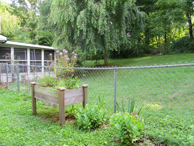 Building Photo - One-Level Home Near Beaver Lake!